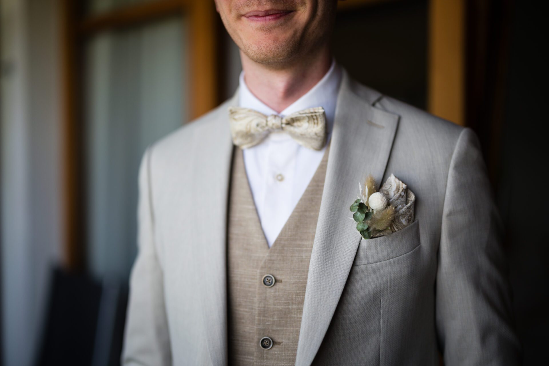 Hochzeitsanzug mit Fliege und Anstecker Roman Metz Photography, Hochzeitsfotos, München