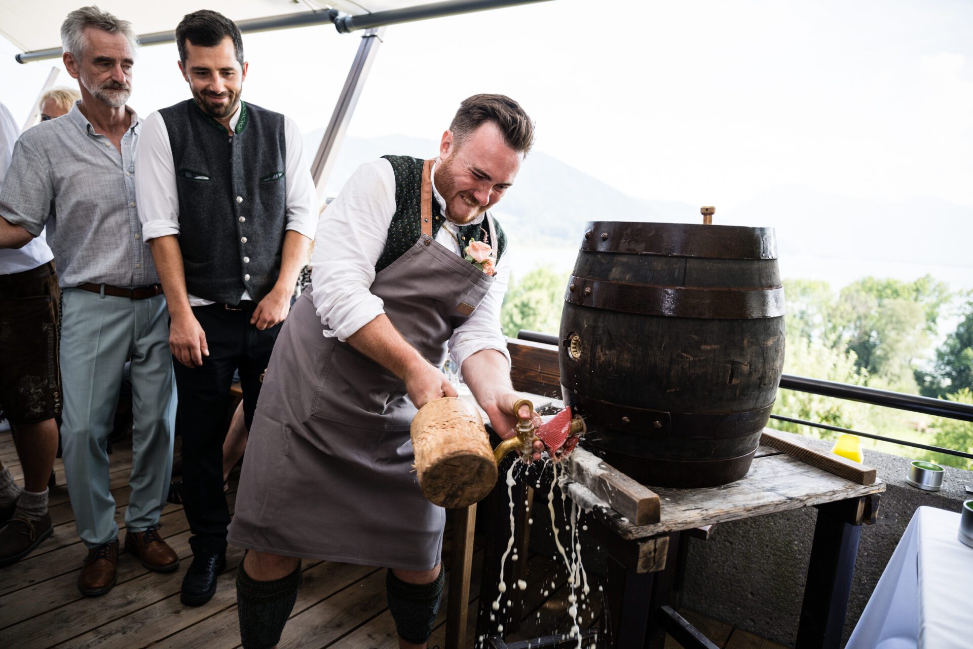 Fassanstich auf einer Feier.