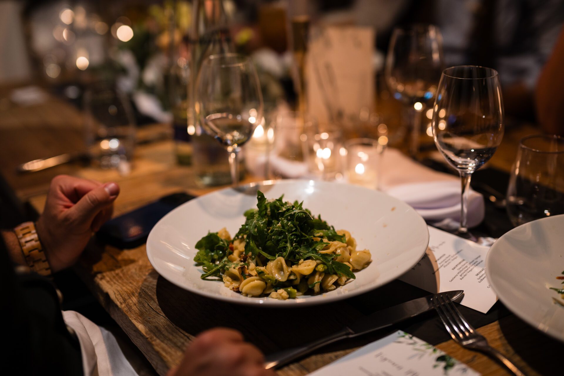 Teller mit Pasta und Rucola